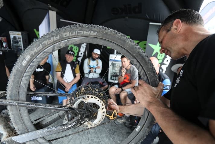   Even for experienced hobby mechanics, Christoph Allwang, head of the test laboratory, had some instructive tips at the ready.