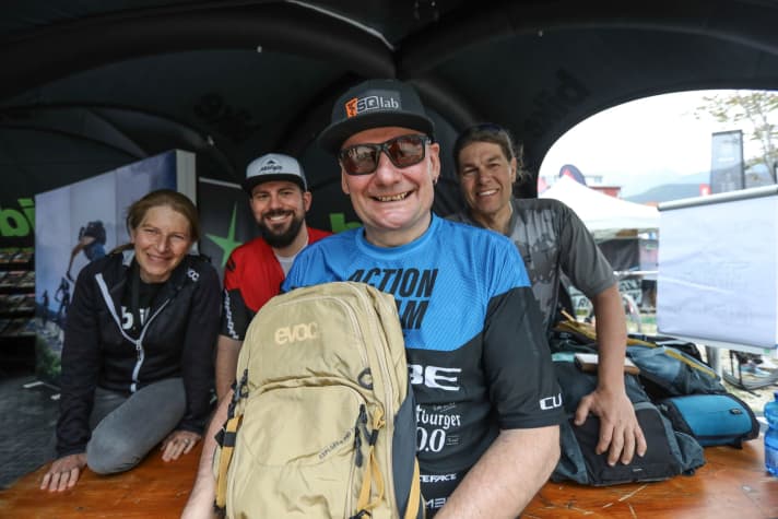   BIKE Academy-Teilnehmer Klaus freut sich über einen neuen Touren-Rucksack. 