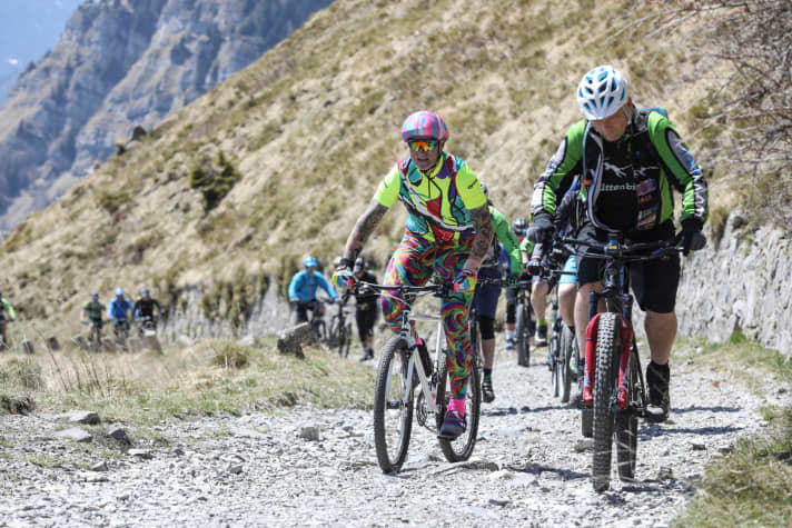   BIKE-Chefredakteur Henri Lesewitz knetet sein Retro-Bike den Tremalzo hinauf.