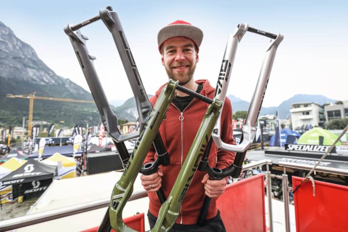   Moritz Dittmar from Sram presents the new suspension forks.