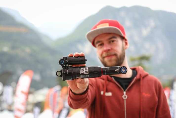   Der Super Deluxe Dämpfer mit Ausgleichsbehälter kommt in der Ultimate-Version ebenfalls mit der neuen Druckstufe. Hier heißt sie RC2T.