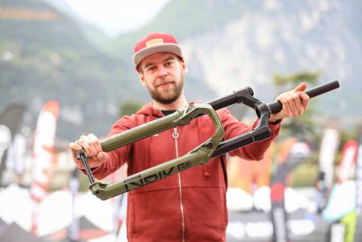   Keine SAG-Anzeige mehr auf der Gabel. Die Luftdrucktabelle auf dem Casting gibt es aber weiterhin, die Trailhead-App soll für jedes Fahrergewicht ein noch genaueres Setup ausspucken.