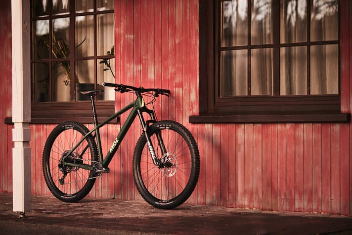   It still looks well-behaved in front of the saloon, but on the trail the Rose Bonero likes it rough with its 130 or 140 millimetres of travel on the fork.