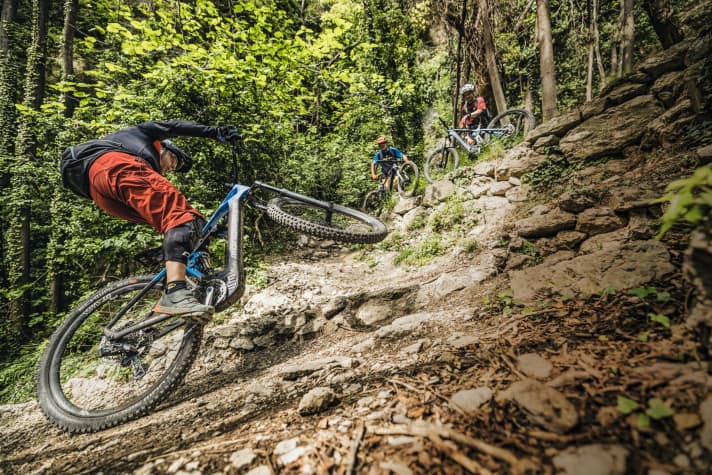 The tight bends at the dreaded key section can only be mastered in an uphill wheelie. As the undisputed masters of the power curve, "Picco" and Hans Rey let Stefan Schlie take the lead.