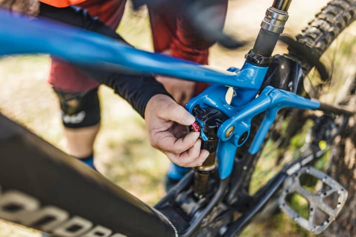   The rebound speed is set via the so-called rebound damping - usually using red screws on the spring element. Blue levers or screws usually determine the compression speed (compression damping).