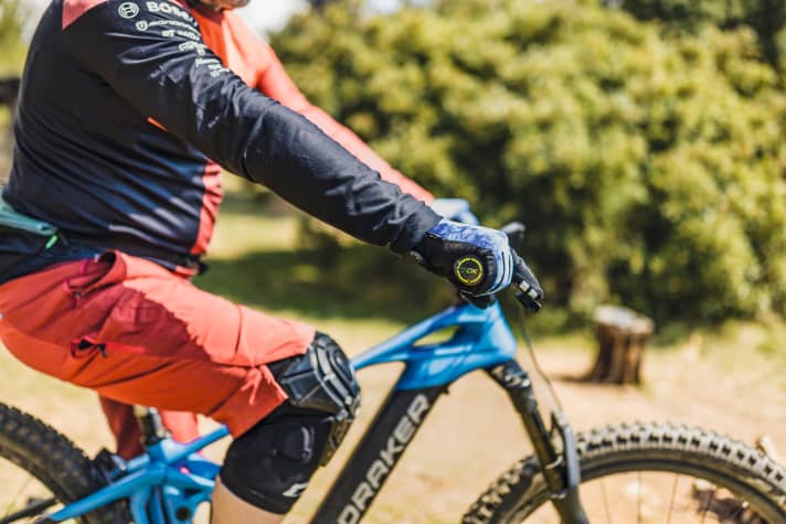   The outstretched arm and brake lever form a line, the wrist is neither bent nor twisted.