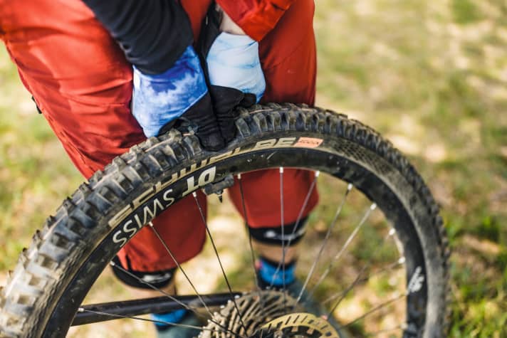   The following applies to off-road tyre pressure: as little as possible, as much as necessary. Experiment with values between 1.3 and 1.8 bar, depending on the tyres and terrain.