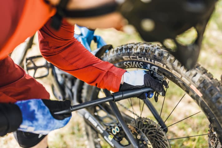   Spongy feeling when cornering? If the tyre pressure is too low, driving stability and safety suffer and the susceptibility to punctures increases.