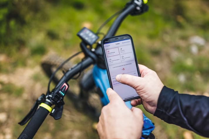   Wie stark moderne E-MTB-Motoren beim Fahren unterstützen, lässt sich per App einstellen.