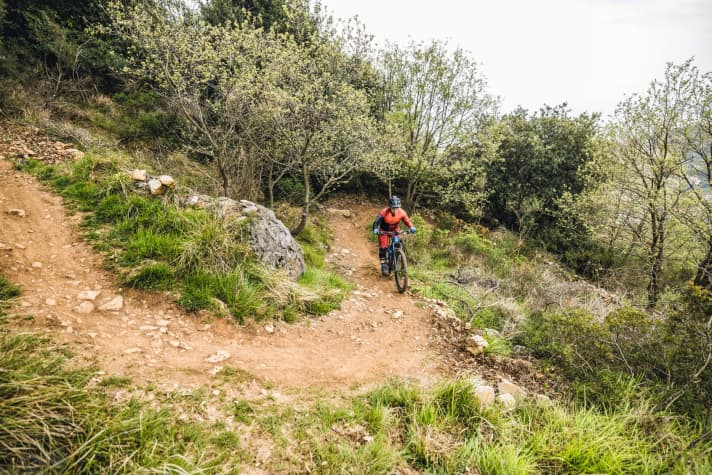   Basically, you stay in the saddle throughout the manoeuvre to keep constant pressure on the rear wheel. The <a href="https://www.bike-magazin.de/emtb/service_wissen/how-to-emtb-uphill-fahrtechnik-2022-video-02-grundtechnik" target="_blank" rel="noopener noreferrer nofollow">support level</a> is a matter of taste: lower levels are easier to modulate, but require more leg power. Shift down to a relatively easy gear before the bend.