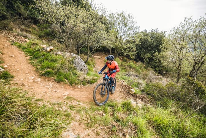   Der Clou: Gleichzeitig wechselt man auf die äußerste Linie des Trails, die man im Laufe der Kurve nicht mehr verlässt. So nutzt du den weitesten Radius und musst den Lenker am wenigsten einschlagen.