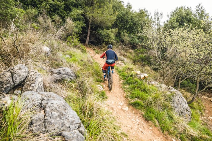   Das Manöver endet am Kurvenausgang an der äußersten Linie. Jetzt kurz beschleunigen und dann kommt auch schon die Gegenkurve.