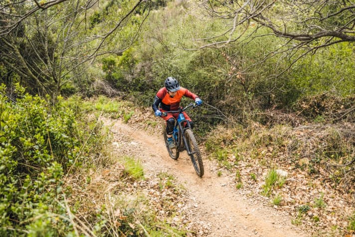   Moderately steep inclines can still be ridden in a seated position. With bent arms, however, the weight already shifts slightly forwards for optimum traction on the rear wheel.