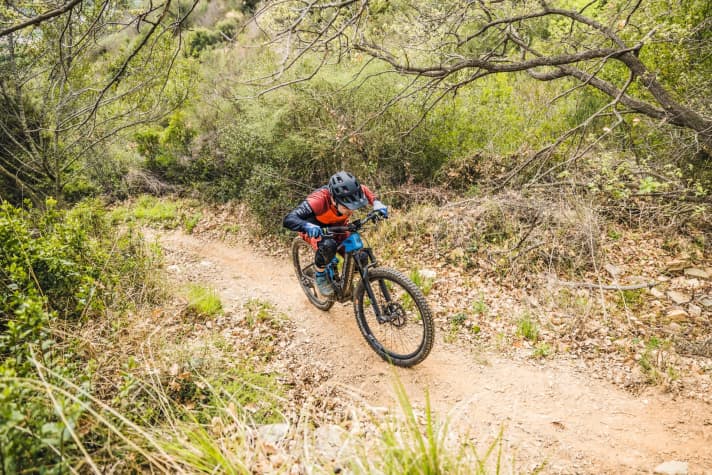   Je steiler es wird, desto mehr wird der Sattel heruntergefahren und der Oberkörper kommt nach vorne-unten. Das gilt übrigens auch für <a href="https://https//www.bike-magazin.de/emtb/service_wissen/how-to-emtb-uphill-fahrtechnik-2022-video-04-zufallskurve" target="_blank" rel="noopener noreferrer nofollow">Uphill-Kurven</a> .
