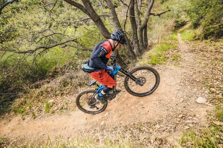  In the steepest section of the ramp, it is important to keep the front wheel down to avoid an unintentional descent backwards. To do this, you have to get out of the saddle - provided the ground is grippy enough. If it's too slippery and the rear wheel spins, another trick helps with the uphill wheelie, see below.