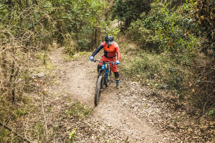   Nachdem man den passenden Gang eingelegt und den Sattel ein gutes Stück versenkt hat, stellt man das Bike nicht in Fall-Linie, sondern schräg dazu auf.