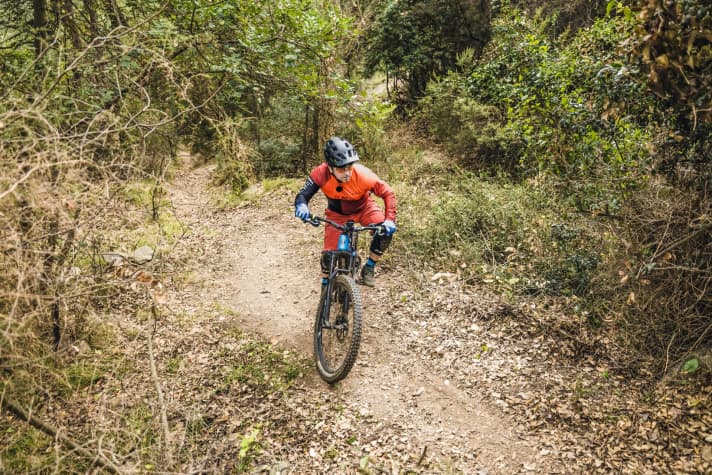   Now comes the critical phase. Turn into the bend with your eyes far forward, weight forwards, pedal evenly, but avoid bumps by <a href="https://www.bike-magazin.de/emtb/service_wissen/how-to-emtb-uphill-fahrtechnik-2022-video-06-pedalaufsetzer-vermeiden" target="_blank" rel="noopener noreferrer nofollow">pedal management</a>.