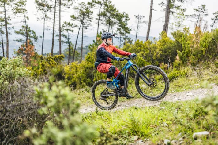   For this manoeuvre, the gear should not be too low and the support level should not be too high. To build up pressure, make sure you stay in the saddle and lean backwards by stretching your arms.