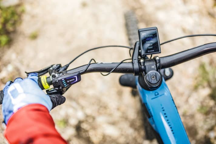   Am besten nutzt man eine <a href="https://www.bike-magazin.de/emtb/service_wissen/how-to-emtb-uphill-fahrtechnik-2022-video-02-grundtechnik" target="_blank" rel="noopener noreferrer nofollow">hohe Unterstützungsstufe</a> . Bei neueren Bosch-Systemen hilft der eMTB-Modus mit der Extended-Boost-Funktion enorm. Diesen kann man abhängig von Pedaldruck und Winkelstellung abrufen.