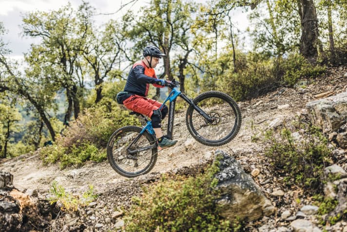   You quickly set the saddle to a low position, switch to an easier gear and a high support level if necessary. Then you pedal hard.