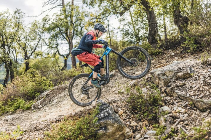   Am besten man hilft mit ordentlich Körpereinsatz nach: Spannung aufnehmen durch Beugen von Armen und Beinen.
