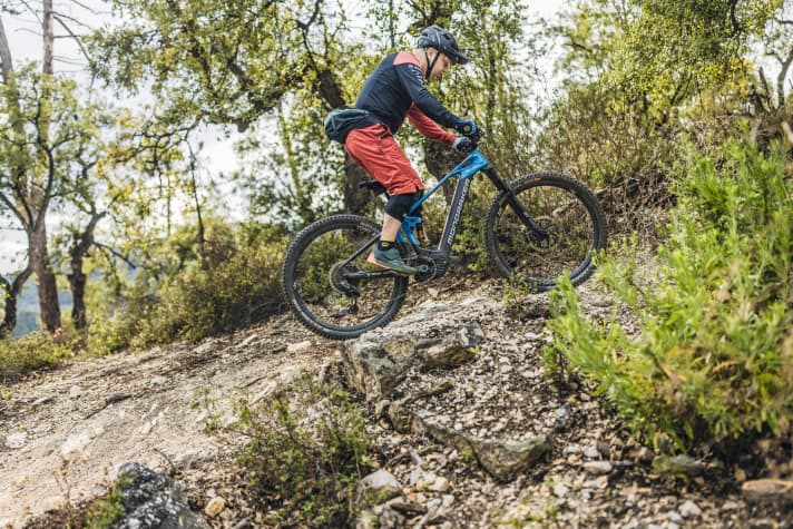   Damit macht man sich leicht, das erhält den Schwung. Auch hier hilft bei Bosch-Motoren der Extended-Boost im eMTB-Modus (siehe Bild oben).