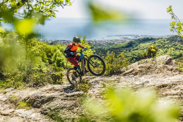 Playground with a view: the new trail network above Pietra Ligure was the venue for the first E-EWS race. This is where we found the ideal terrain for Stefan Schlies' uphill tricks and where he also demonstrates what is important when descending on an e-bike.