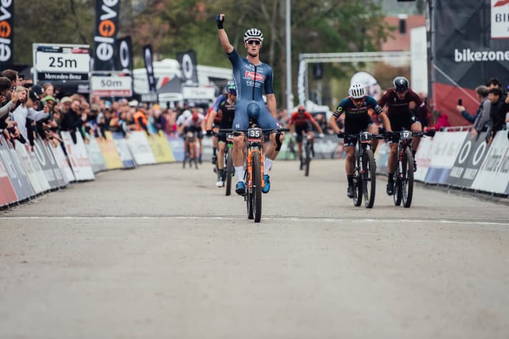   Sam Gaze rides unchallenged to short track victory in Albstadt. On the right, Jordan Sarrou sprints just ahead of Nino Schurter.