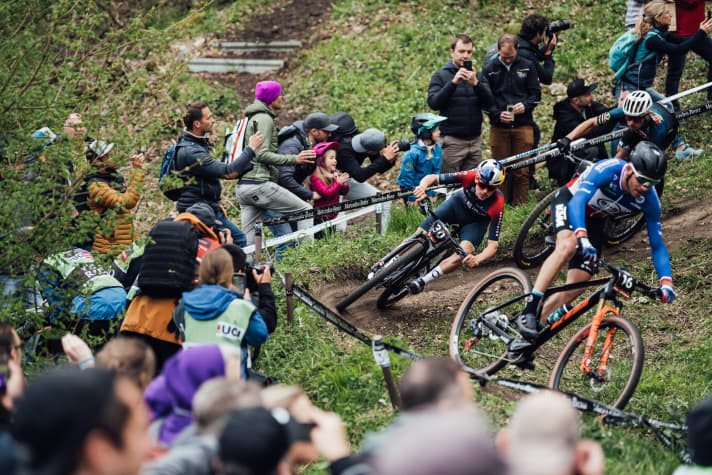   After a strong first half, Victor Koretzky (front) was slowed down by a defect. Tom Pidcock also crashed briefly as he entered the home straight, but was back on his bike immediately and secured a place on the front row of the cross-country starting grid in eighth place.
