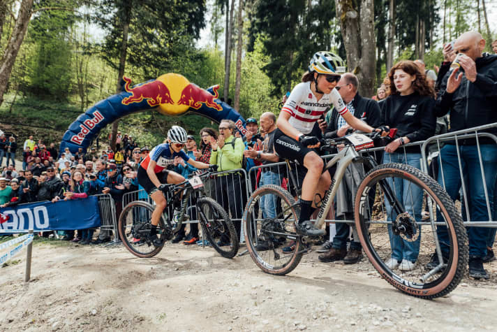   Mona Mitterwallner überzeugte auf ihrem Hardtail vor allem bergauf. Die 20-Jährige konnte in der letzten Runde auch Vorjahressiegerin Loana Lecomte abschütteln.