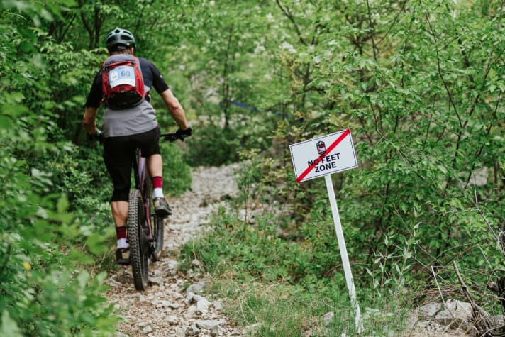   No feet zone. No problem for test leader Florentin Vesenbeckh, who also got through the technical passages without dropping a foot and therefore didn't incur any penalty seconds. In the end, it was even enough for 7th place in the Advanced classification.