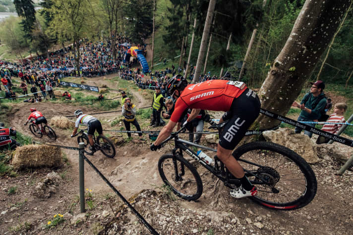   The intermediate chasing group: Mathias Flückiger (front) was later slowed down by a flat tyre, Titouan Carod (back in red) celebrated the best World Cup result of his career with fourth place.