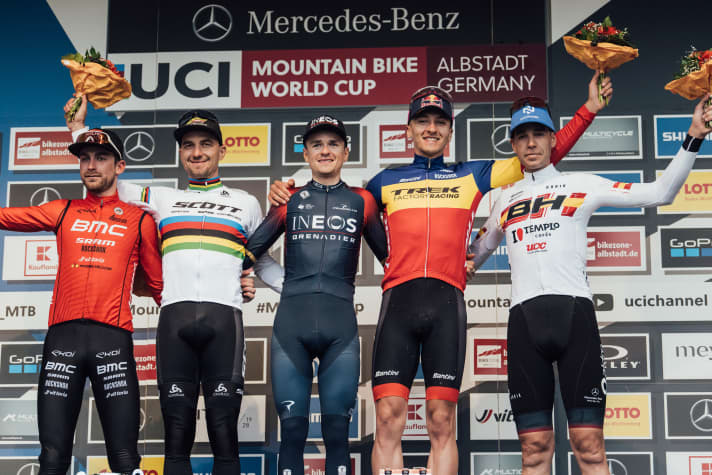   Das Podium beim zweiten Cross-Country-Worldcup 2022: Titouan Carod, Nino Schurter, Tom Pidcock, Vlad Dascalu und David Valero (von links).