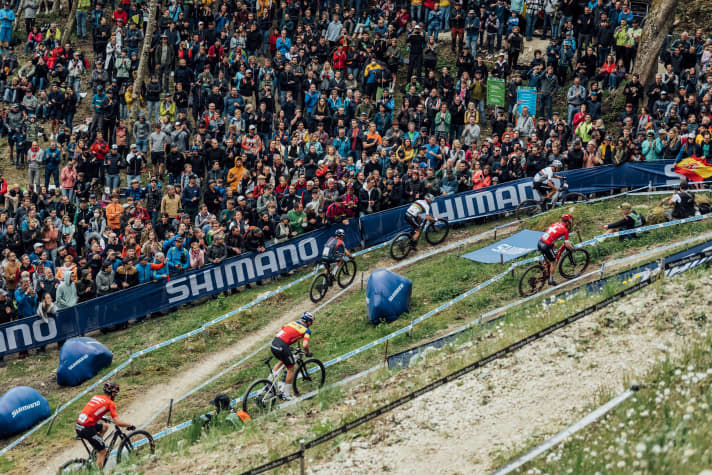   Dicht gedrängt standen tausende Zuschauer im Bullentäle und feuerten die schnellsten Cross-Country-Biker der Welt lautstark an.