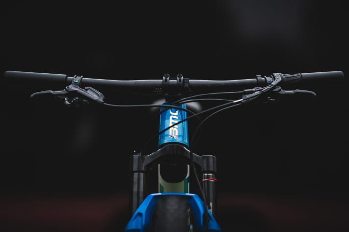   Spannend: Anders als die Pilotinnen, die wegen der immer schwierigeren Worldcup-Strecken auf Down-Country-Bikes umsatteln, setzt Ferrand-Prévot weiterhin auf den Rahmen mit 100 Millimetern am Heck. Unterm Steuerrohr werkelt aber dennoch die Rockshox-Sid-Ultimate mit 120 Millimetern Hub und dicken 35er Standrohren. So versprüht das Bike zumindest an der Front Down-Country-Vibes.