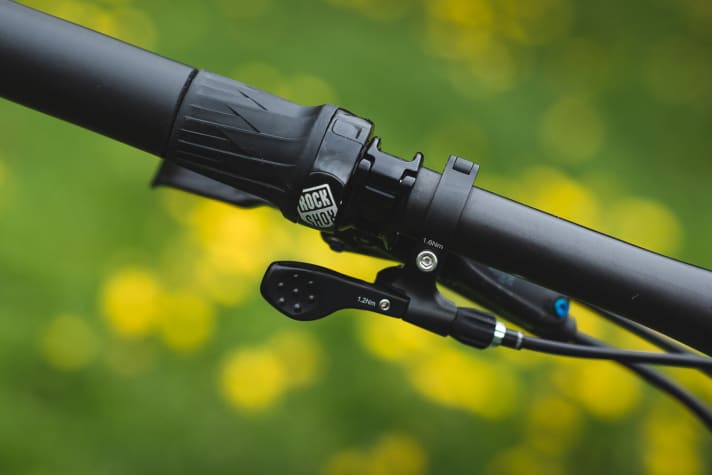   Um Gabel und Dämpfer im Anstieg oder im Sprint gleichzeitig blockieren zu können, verlässt sich die Fanzösin auf den Twist-Loc von Rockshox.