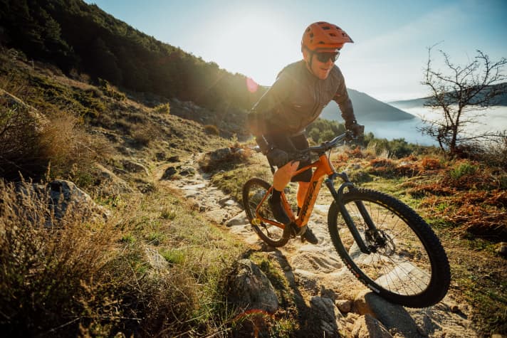   Orbea praises the Urrun as an E-MTB for "easy terrain". Every biker can define for themselves where the purpose of a full-suspension bike begins. One thing is clear: off-road, full-suspension bikes are far superior in terms of comfort and traction. However, in addition to the price, maintenance costs and weight also increase.