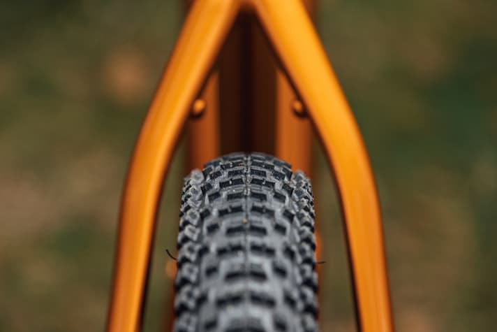   Das Urrun wird mit Maxxis Rekon im Maß 29 x 2,4 Zoll ausgeliefert. Der Hinterbau bietet Platz bis 2,6 Zoll Reifenbreite.