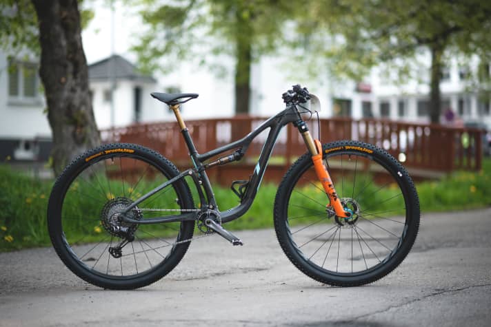 The carbon frame is manufactured by hand in the USA in just 15 hours, thereby reducing manufacturing costs to a competitive level.