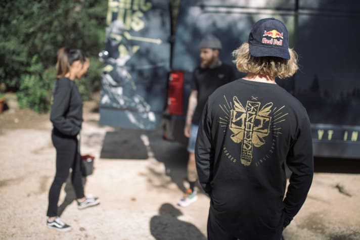   The jerseys with long or short sleeves are available in different designs and colours. Cost: 39.90 euros for T-shirts and 49.90 euros for longsleeves.