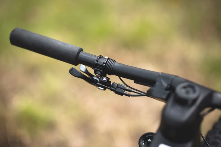   Yannick, Ninos Mechaniker, verlegt ordentlichst und fast unsichtbar die Leitung des im Griff verbauten Tasters für die Steuerung der Sattelstütze.