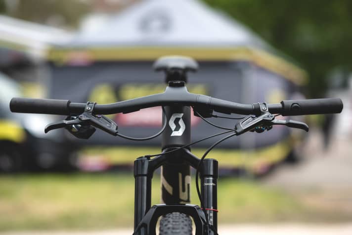   Paradebeispiel für ein aufgeräumtes Cockpit: Nino Schurters Scott Spark in Albstadt.