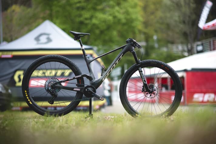   The paintwork on the world champion bike is as simple as it is sophisticated. The glittering surfaces sparkle in rainbow colours.