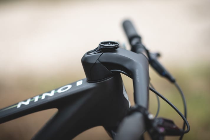   Low-flyer: Schurter counteracts the rise caused by the 120 millimetre fork with a particularly steeply sloping stem.