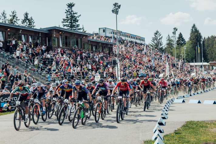   Massenstart vor vollen Besucherrängen in Nove Mesto. Auch an der Strecke des <a href="https://www.mtbnmnm.com/" target="_blank" rel="noopener noreferrer nofollow">Traditions-Worldcups in Tschechien</a>  war es laut.