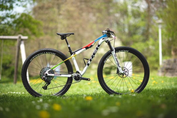   Photo and reality are two different things. When you stand opposite the Supercalibre of world champion Evie Richards, you can literally feel the magic. We had to carry the bike over the grass.