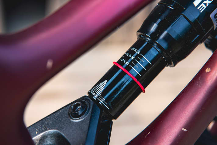   The bottom-out indicator shows how much travel is left at the end and how hard the additional hydraulic bottom-out damping has already been applied.