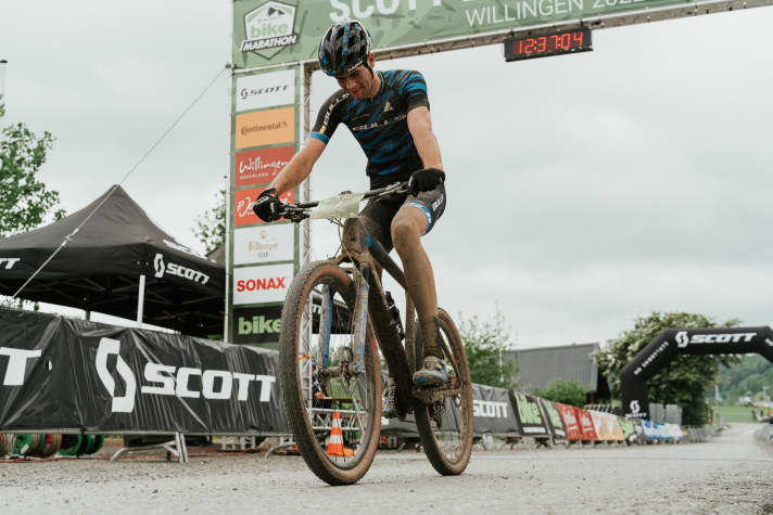   After the long lap: Simon Schneller crosses the finish line in third place.
