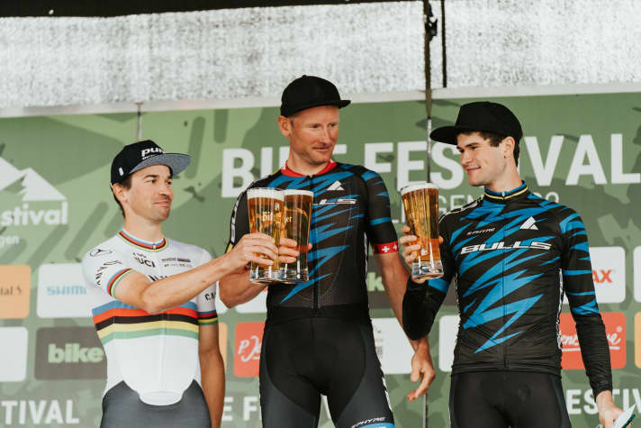   Urs Huber (Mitte) gewann die Herren-Konkurrenz auf der langen Distanz. Marathon-Weltmeister Andreas Seewald (links) unterschätzte das Upländer Höhenprofil und musste sich dem Willingen-Experten geschlagen geben. Was auf dem Bild zu sehen ist, ist die Hochachtung der beiden Stars vor der Leistung des jungen Simon Schneller (im Bild rechts). Vor vier Jahren wechselte er vom BIKE Junior Team zu den Profis vom Team Bulls. Und sammelt seitdem in der Elite-Klasse fleißig Podestplätze.  <a href="https://www.bike-magazin.de/mtb_news/events_rennen/bike-festival-willingen-2022-marathon" target="_blank" rel="noopener noreferrer">Mehr zum Scott BIKE Marathon Willingen hier >></a>