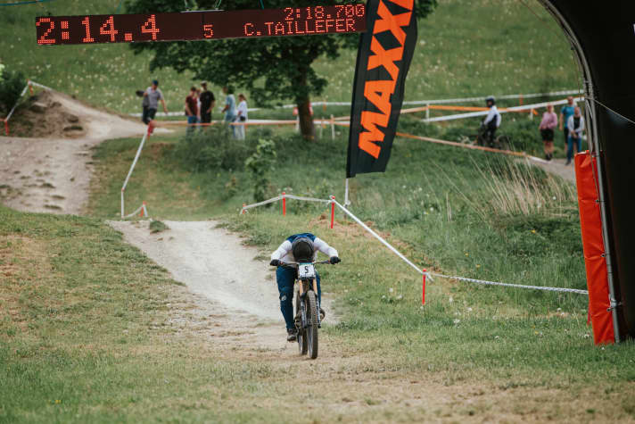   Cédric Taillefer crosses the finish line. Eight tenths of a second ahead of compatriot Guionnet.